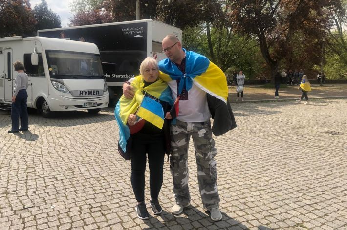 Жители Мелитополя вышли на акцию в поддержку Украины в Германии (фото)