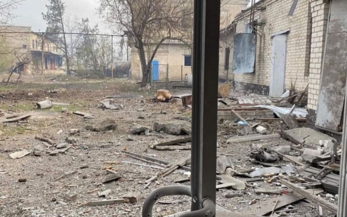"Сплошной ужас": россияне попали в одну из последних АЗС на Луганщине и стреляли по "Азоту" (фото)