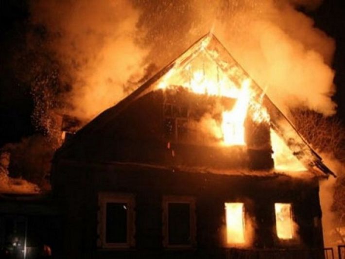 Под Мелитополем разгорелся пожар в частном доме
