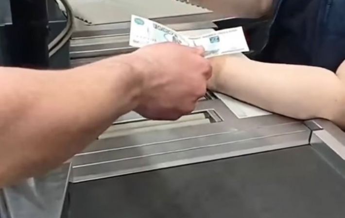 В Мелитополе оккупанты уже рекламируют рубли – никому не нужны (видео)