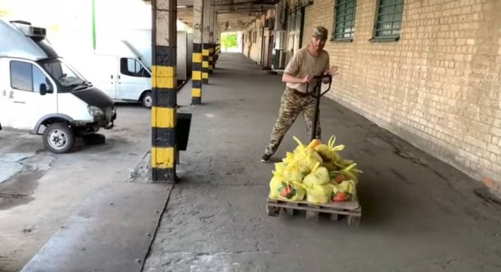 В Мелитополе оккупанты занимаются благотворительностью за чужой счет (видео)
