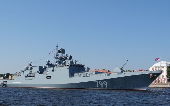 Возле острова Змеиный горит российский военный фрегат — СМИ