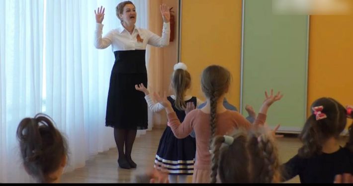 В Мелитополе псевдо-директора школ заставляют детей надевать георгиевские ленточки (фото)