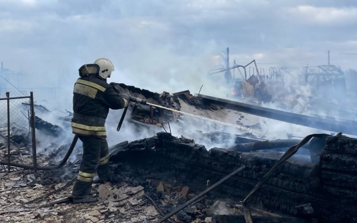 Горят дома, завод, а сильный ветер мешает гасить пламя: в России вспыхнули масштабные пожары