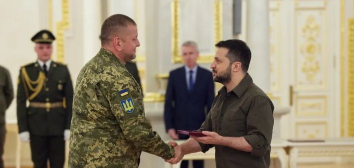 Залужный первым получил "Крест боевых заслуг" от Зеленского