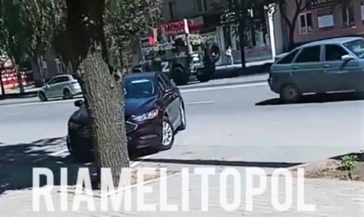 В Мелитополе оккупанты с гаубицей ездят по городу и зовут всех на парад (видео)