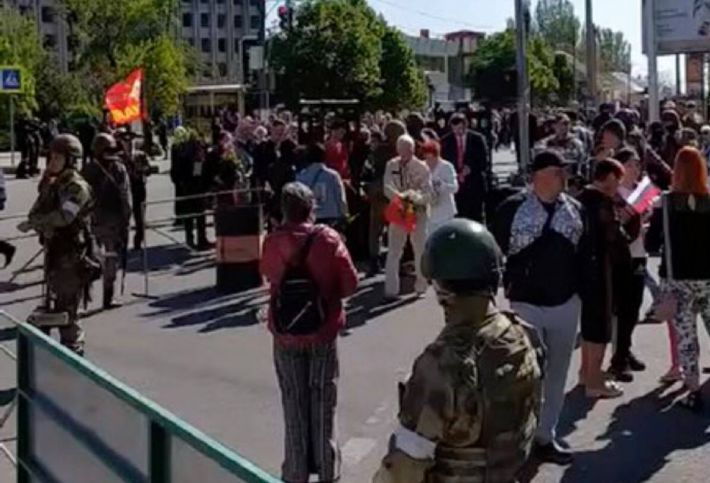 На победобесный марш в Мелитополь свозят людей из окрестных сел