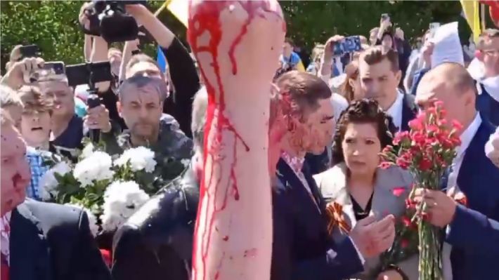 В Польше посла РФ, во время возложения цветов на кладбище советских солдат, облили краской.
