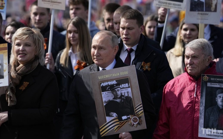 С опухшим лицом и одеялом на коленях: Путин на параде победы выглядел нездорово