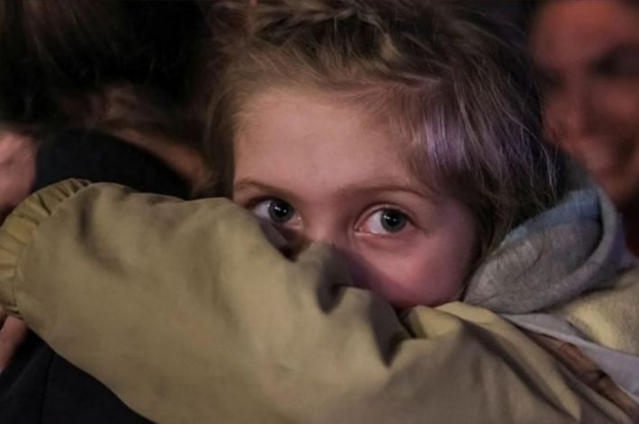 В Запорожье приехал только ребенок: военные рф разлучили 4-летнюю Алису с мамой