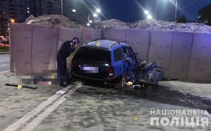 В Киеве автомобиль врезался в блокпост: двое погибших (фото)