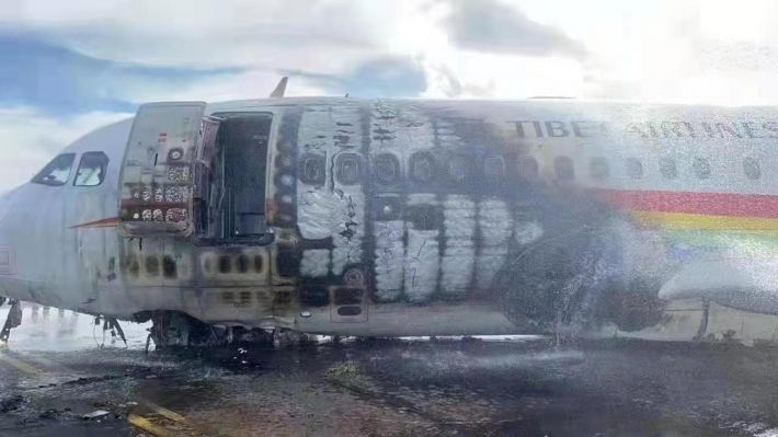 В Китае в аэропорту загорелся самолет, пострадали десятки людей (видео)