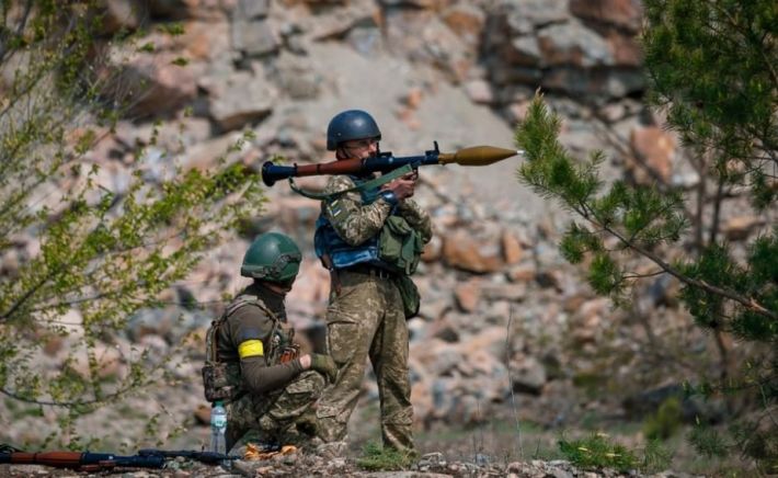 Запорожские защитники получили оружие производства Швеции и Испании (ФОТО)