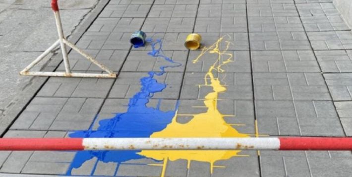 Разлившего краски в цветах флага Украины россиянина оштрафовали на 93 тысячи рублей
