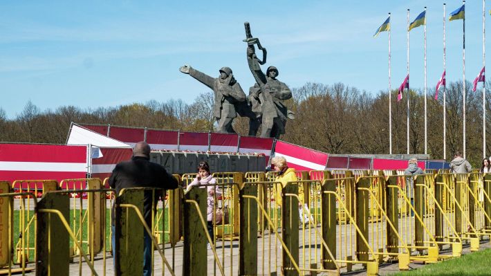 В РФ устроили истерику из-за сноса памятника советским воинам в Риге: что произошло на самом деле