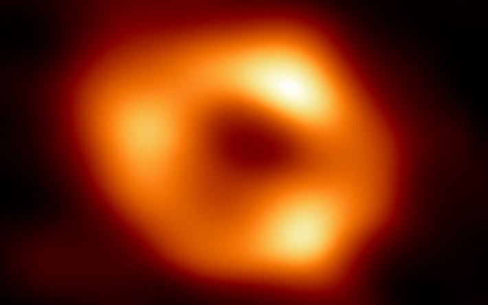 Астрономы показали первое изображение черной дыры в центре нашей галактики