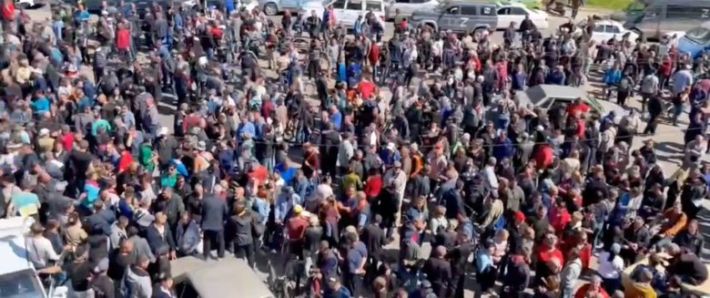 В Мариуполе оккупанты снимают сюжеты, как много людей "рвутся на работу в "ДНР", - советник мэра Андрющенко. ФОТОрепортаж