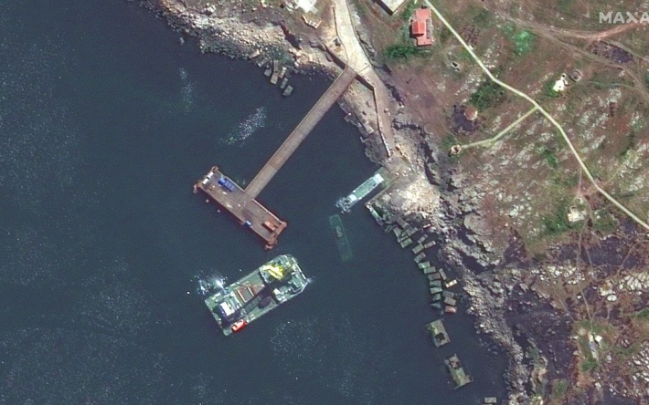 На спутниковые снимки попал момент уничтожения российских судов вблизи острова Змеиный (фото)