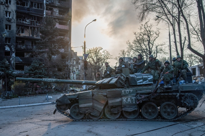 Тикток-войска Кадырова обстреляли жилые дома в Мариуполе и раздавили танком авто ради видео