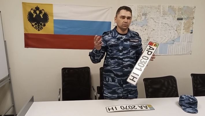 В оккупированном Мелитополе раздают фальшивые автомобильные номера (видео)