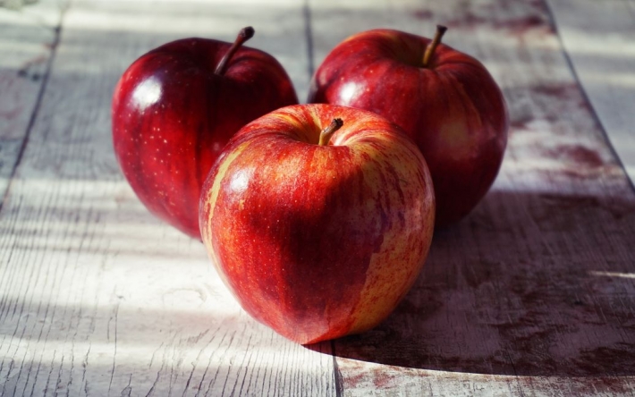 Сладкие или с кислинкой: диетолог рассказала, какие яблоки полезнее для человека