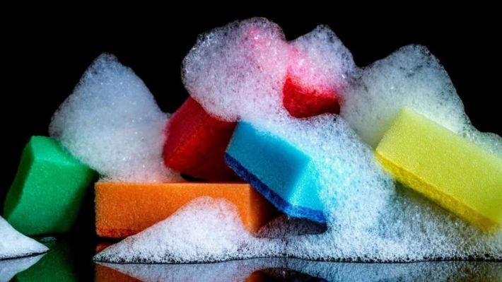 Почему губки для мытья посуды разного цвета и как их правильно использовать: полезные советы