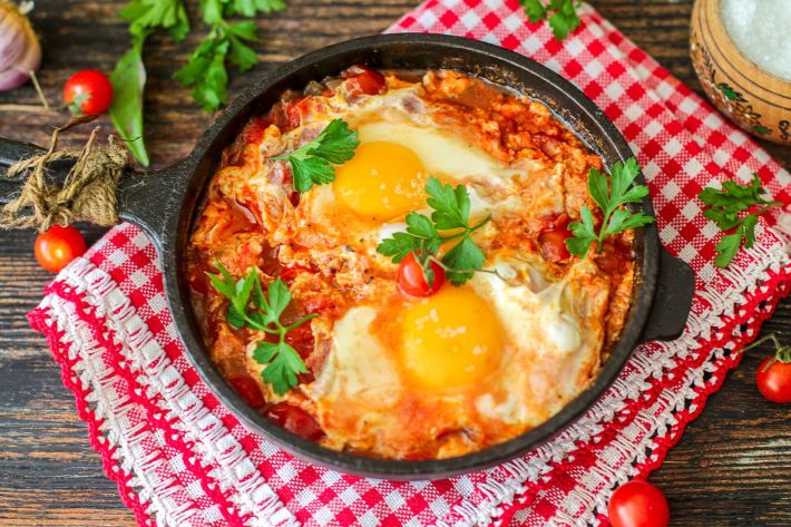 Шакшука на завтрак: как правильно приготовить популярное блюдо из яиц