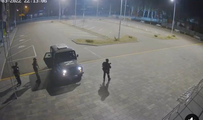 Появилось видео, как в Мелитополе военные РФ воровали флаг с флагштока спортшколы