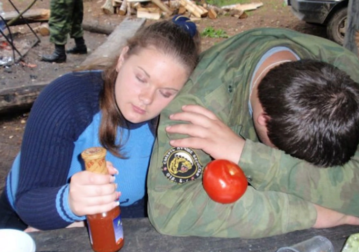 Журналисты вычислили оккупанта и его жену, которая готова была пытать украинских детей: фото
