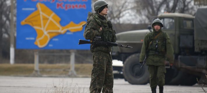 Жителей Бердянска заставляют ездить за товарами в Крым под конвоем