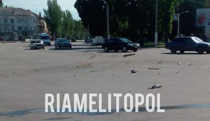 В центре Мелитополе рашисты устроили ДТП и скрылись (фото)