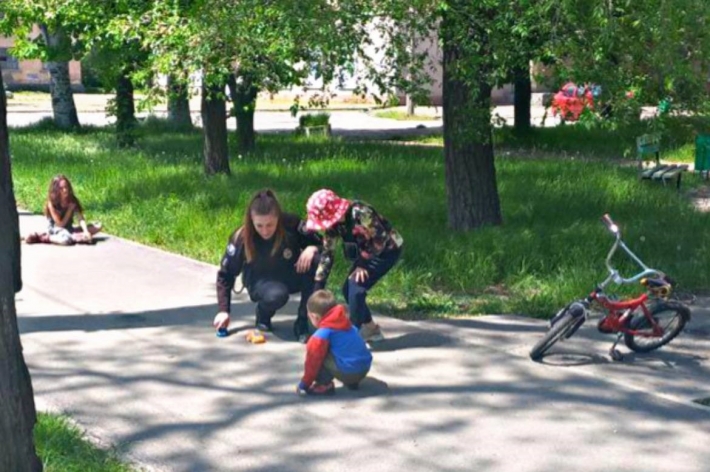 Запорожские полицейские вернули домой потерявшегося 3-летнего ребенка