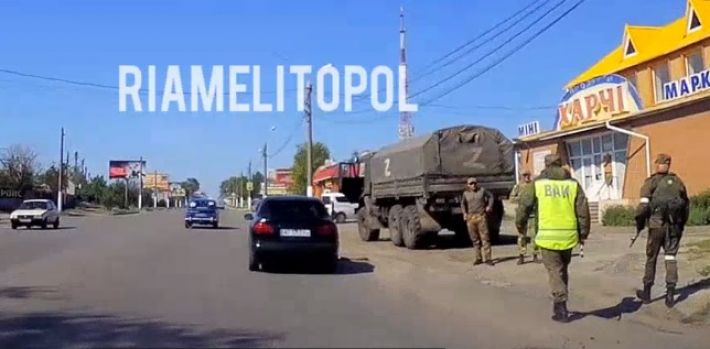 После утренних взрывов в Мелитополе на дорогах "лютуют" оккупанты (видео)