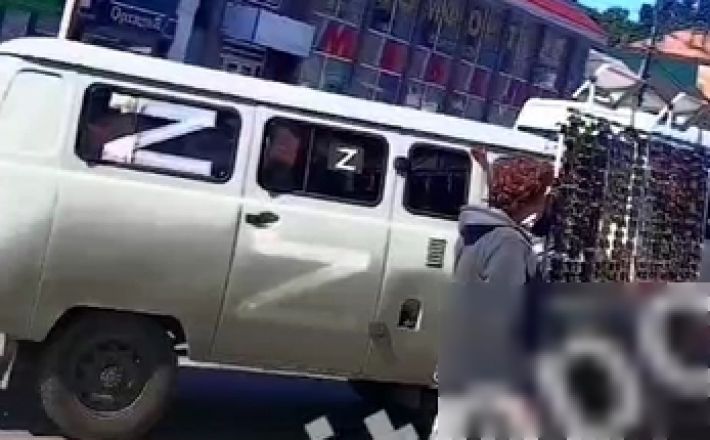 В Мелитополе оккупанты теперь работают маршрутчиками и ездят под знаком Z (видео)