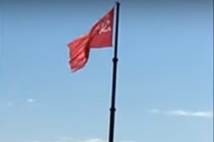 В Мелитополе на главном флагштоке порвался флаг оккупантов (видео)