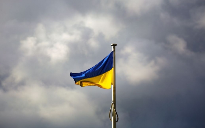 В Риге мужчина избил парня с украинским флагом: как его накажут