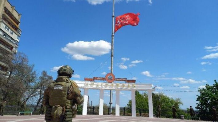 Красных тряпок больше, чем людей: оккупированный Мелитополь пустеет с каждым днем (видео)