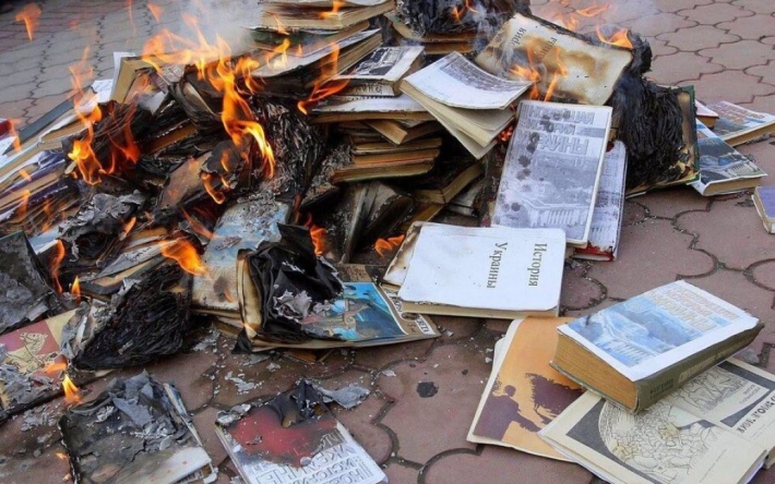 Сжигание украинских учебников по истории – это нацизм: посол Британии обнародовала фото с книгами в костре
