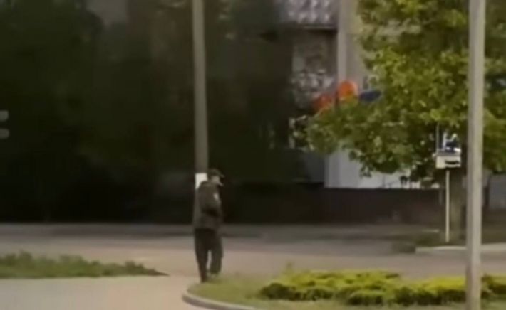 Пьяный российский военный гулял по Мелитополю – освободил пивной ларек (видео)