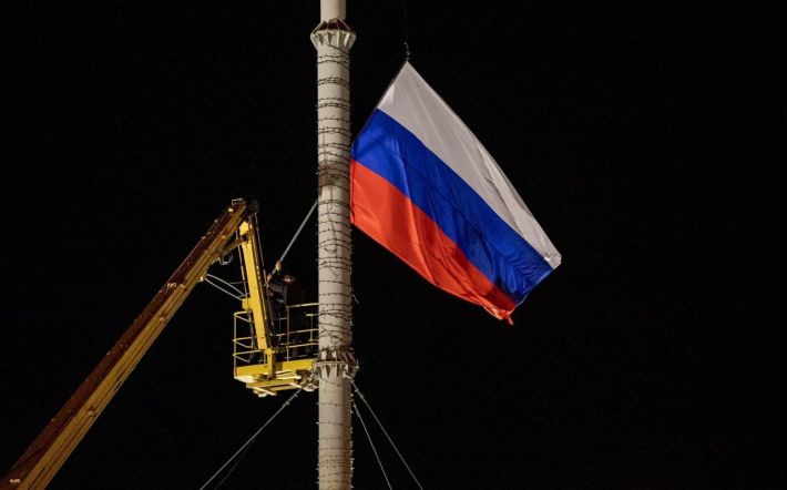 В Мелитополе на главном флагштоке города оккупанты вывесили российский флаг (фото, видео)