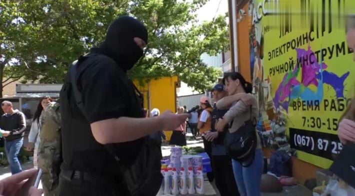 Сегодня в Мелитополе полицаи-предатели отбирали лекарства и сигареты на рынках (фото)