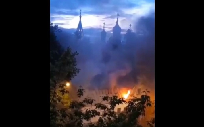 В Москве снова большой пожар: горит территория древнего храма (видео)