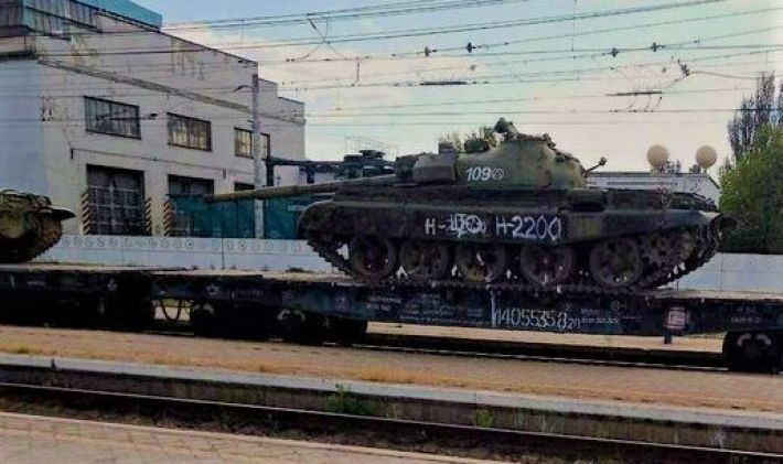 Советский хлам - Оккупанты доставили в Мелитополь эшелон танков (фото, видео)