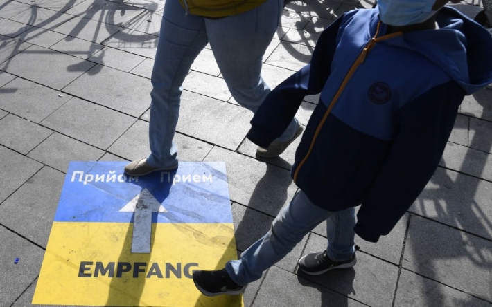 Украинским беженцам за границей придется заплатить налоги: какие условия