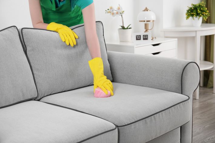 Чем отмыть пятно на диване, если нет специального средства: топ-10 лайфхаков