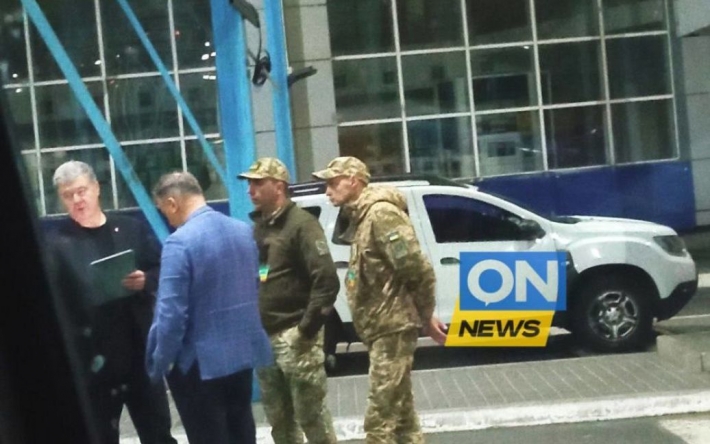 Скандал на границе: Порошенко не выпустили из Украины (фото)