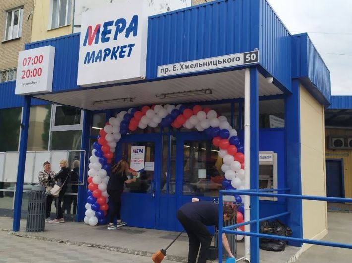 В Мелитополе открылся очередной раша-магазин - народ ринулся толпой (фото, видео)