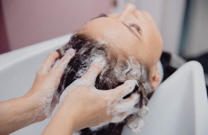 Как правильно мыть голову, чтобы волосы не жирнели: полезные советы