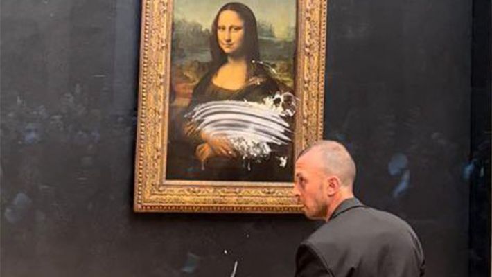 В Лувре мужчина измазал тортом "Мону Лизу" Леонардо да Винчи: видео