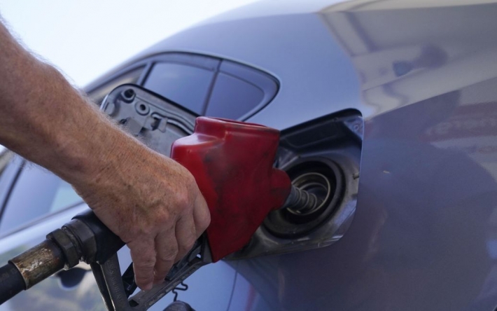 "Горючего везут много": эксперт объяснил, почему в Украине на самом деле выросли цены на бензин